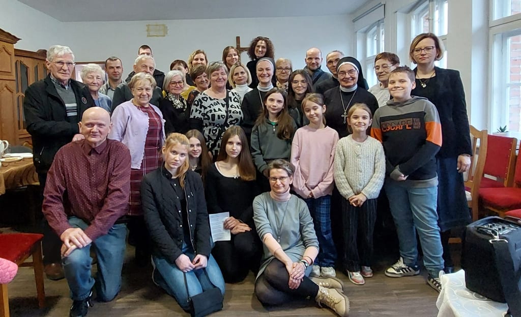 Siostry betanki i członkinie wspólnoty BMWK podczas spotkania w parafii