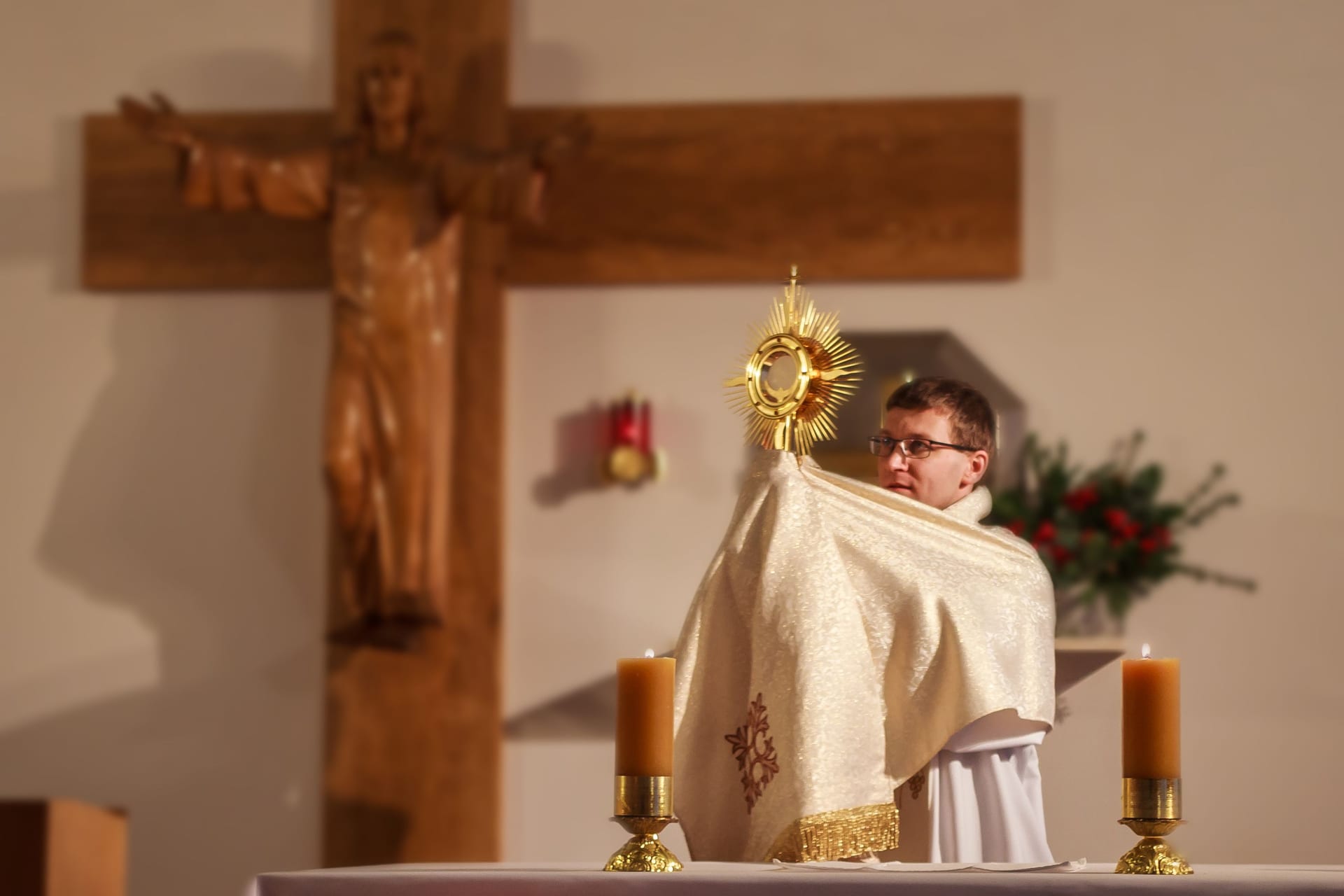 Kapłan z monstrancją podczas adoracji Najświętszego Sakramentu