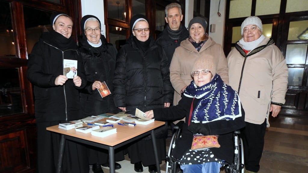Siostry betanki z wiernymi podczas Niedzieli Kapłańskiej w parafii