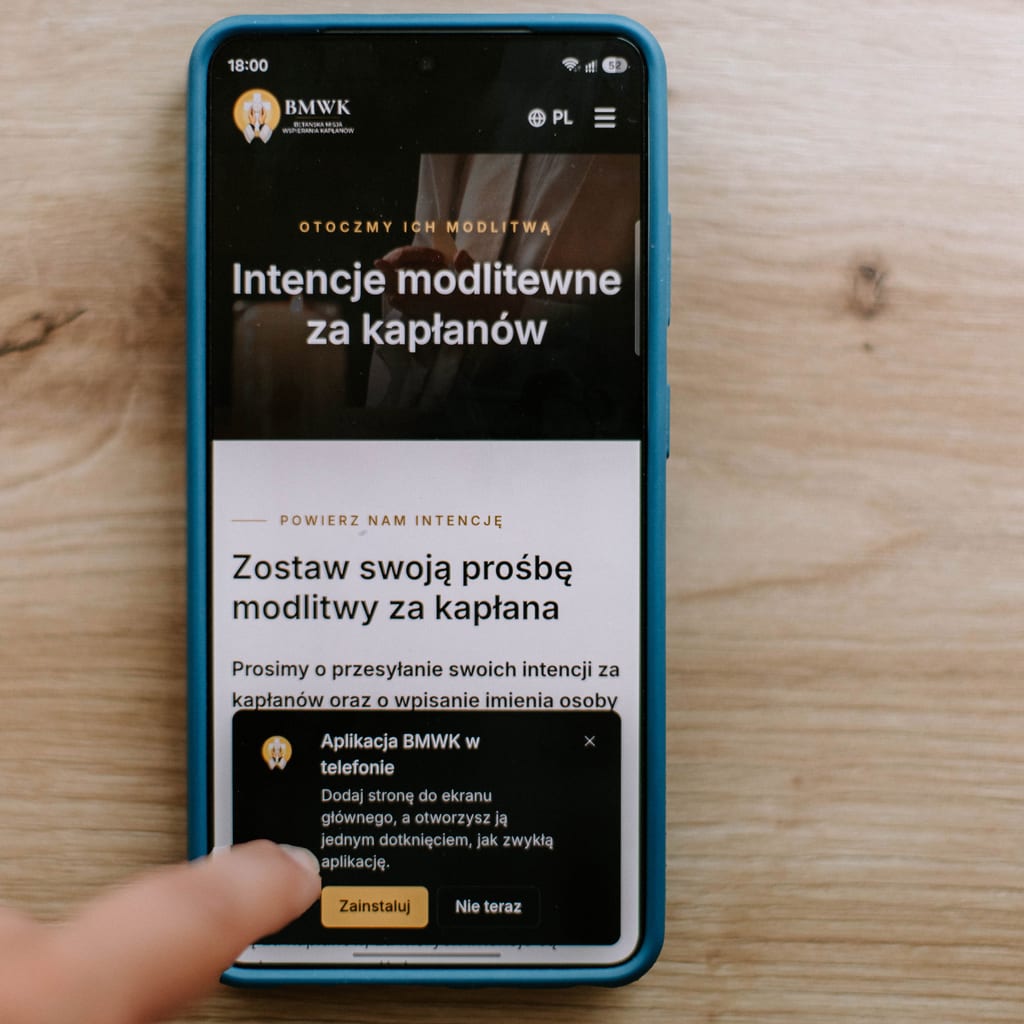 Telefon z otwartą stroną BMWK i propozycją dodania jej do ekranu głównego