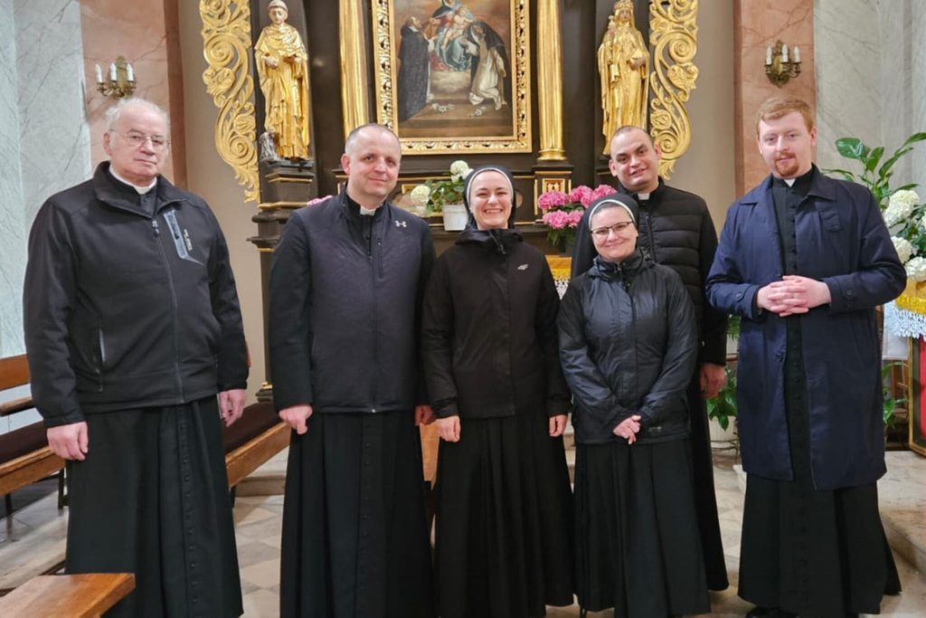 Siostry betanki z kapłanami podczas Niedzieli Kapłańskiej